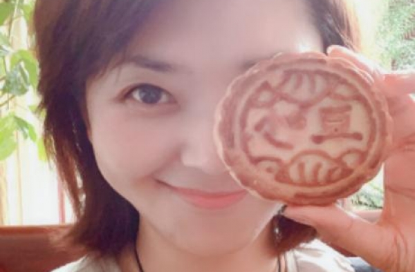 46岁央视主持人方琼，发表了一张短发照，美丽的她像20岁少女