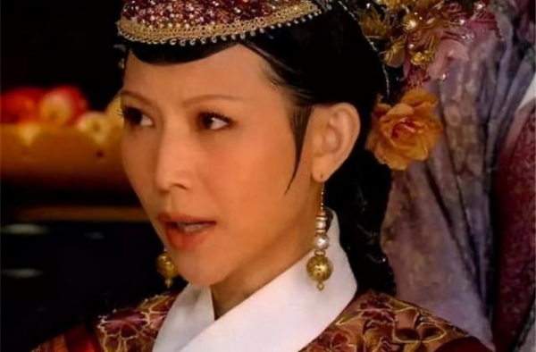甄嬛传：难怪滴血验亲时，莫言敢出面为甄嬛作证，看甄嬛手里有谁