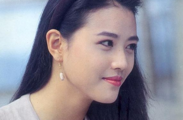 林心如周海媚22年前旧照，林心如是大龅牙，周海媚女人味十足
