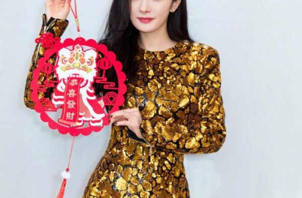 女星穿亮片裙，杨幂全靠自身条件，看到郑爽：去蹦迪吗？