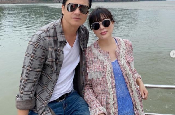 64岁吕良伟与小15岁妻子礼佛，三婚娶富婆，超大戒指显财力