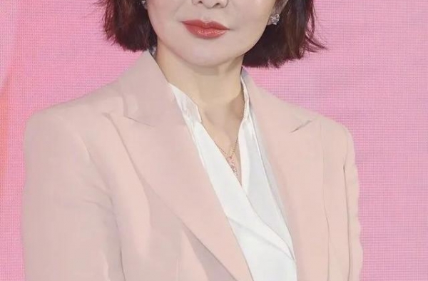 58岁关之琳近照曝光！脱离了滤镜修图之后，连女神也显老态了