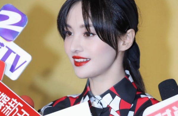 郑爽出席晚会被抓拍，无美颜镜头下颜值绝了，这身材是认真的吗？