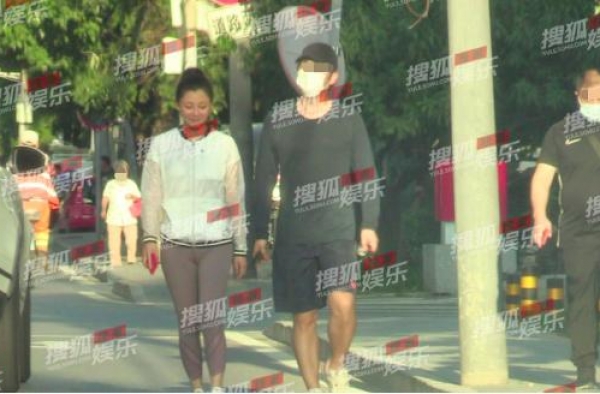 殷桃恋情实锤，等你那么久，带个帽子就不认识了么？