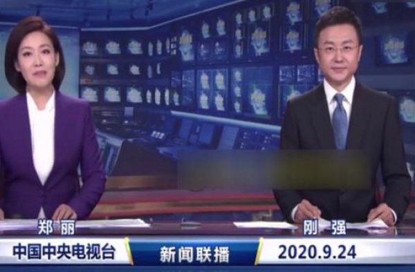 郑丽首上《新闻联播》，46岁长相出色！网友爆料是刚强一手带出