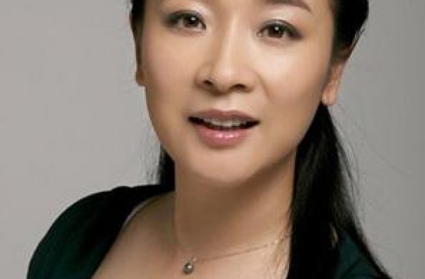 陈小艺：与丈夫分居，数次被曝出轨鲜肉，头顶烈日做慈善分文不收