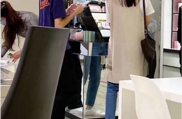 袁咏仪携子逛街，身材纤细依旧少女，14岁魔童身高逼近妈妈