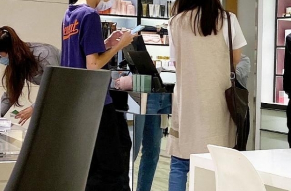 49岁袁咏仪携子逛街，自曝被包养，与张智霖相恋28年恩爱如初