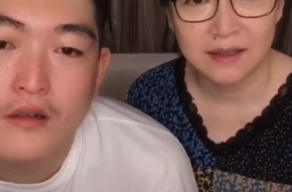 赵本山儿子直播妈妈出境，55岁马丽娟撒娇开美颜，对素颜不自信