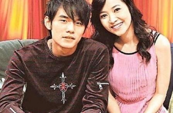 与周杰伦相恋4年未能修成正果，后来嫁商人黄伯俊，如今家庭幸福
