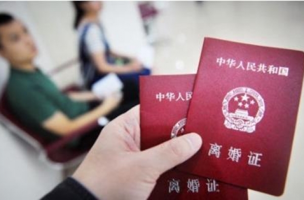 杨幂、王菲被质疑：离婚撇下娃不配当妈 其实孩子跟爸有时更好