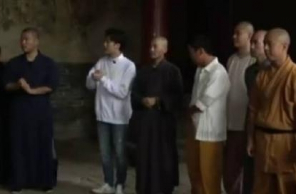 王宝强30年后重回少林寺，与人交谈心情好，看师兄弟表演忙鼓掌