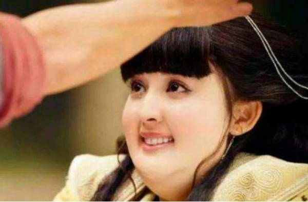 女星扮起丑来有多难认？赵丽颖难以直视，热巴丑出新高度
