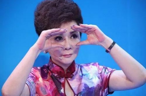 59岁蔡明：冲破次元壁C位出道，不设限的人生才精彩