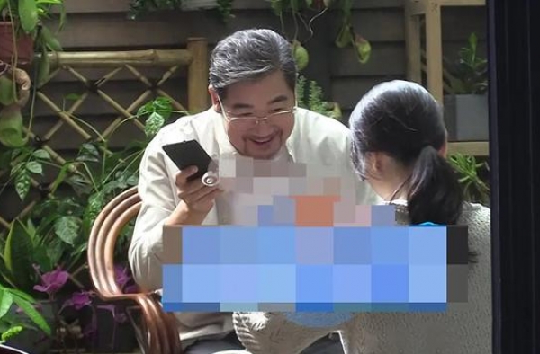 65岁张国立近况，头发花白显老态，该安享晚年却依旧很拼