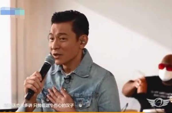 59岁刘德华开生日会，连唱11首歌不带喘气，实力太强挑不出错