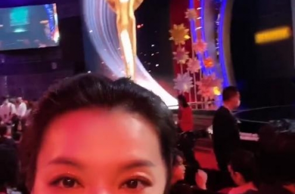 52岁＂金花婆婆＂罕露面，苹果肌突出嘴唇肿，网友：整得吓人