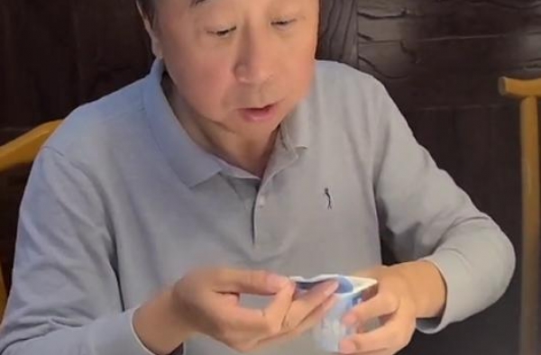 冯巩私下太节俭！吃别人的剩菜还舔酸奶盖，却被质疑在故意作秀？
