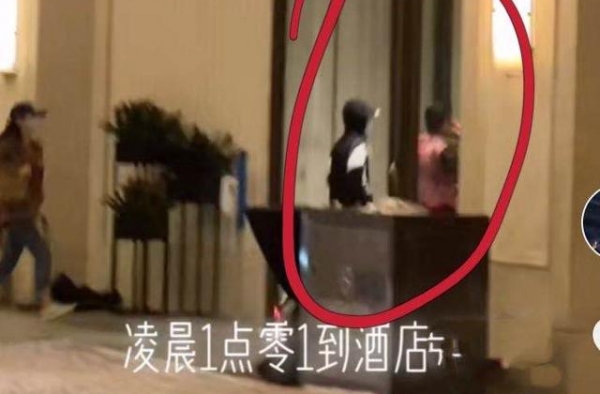 肖战凌晨收工回酒店被围堵！一路狂奔离开，剧组补妆却被偷拍
