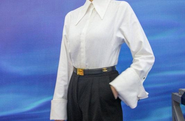 尤靖茹亮相大众电影百花奖闭幕式 清丽明艳女王范儿十足