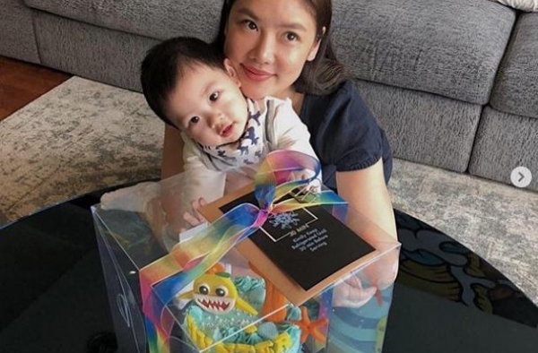 乐基儿一家三口逛街，儿子太黏人全程要抱抱，贴心老公负责买单