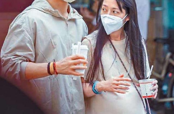 郭碧婷和向佐出街！孕肚又大又圆获老公全程呵护