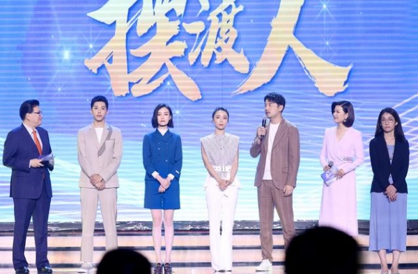 雷佳音周一围晚会翻车！八人朗诵只他俩照台本念，全程低头无互动