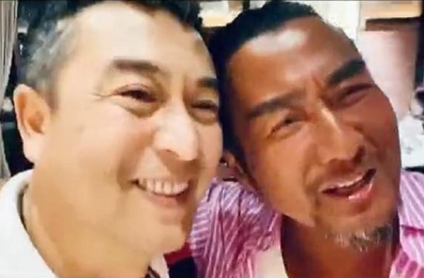孙兴与张嘉译合拍视频，感慨对方已功成名就，自己却变成草根