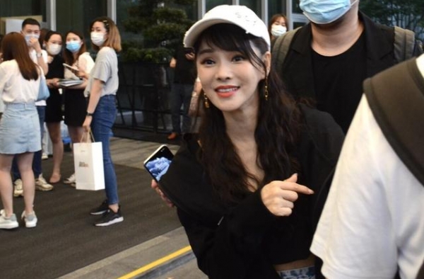 伊能静儿子大量亲吻照曝光，作为母亲她首次表态：挺他做自己