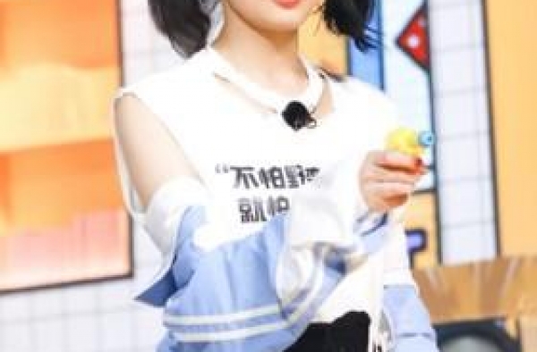 黄龄舞台上踩空重摔 大腿黑青一片！发声报平安：好像有九条命