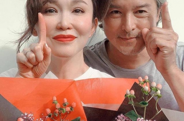 49岁范文芳晒夫妻合影，结婚11年似少女，把李铭顺熬成两辈人