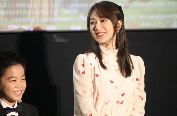 杨紫路演精修美图被拆穿，跟现场视频差距大，颜值身材依旧灾难