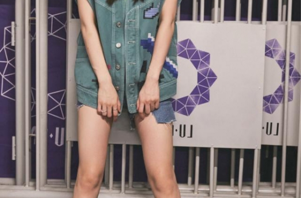 《掌中之物》何妍扮演者蔡文静好敢穿！穿抹胸配廓形马甲，真时髦