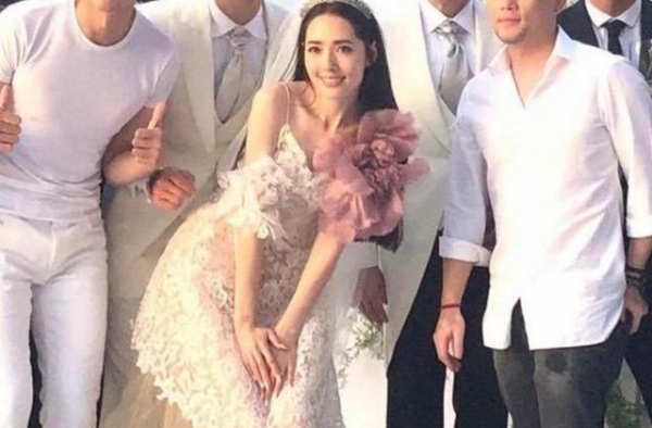郭碧婷9月29日被拍，头发油腻不修边幅也美，身旁向佐一脸宠溺