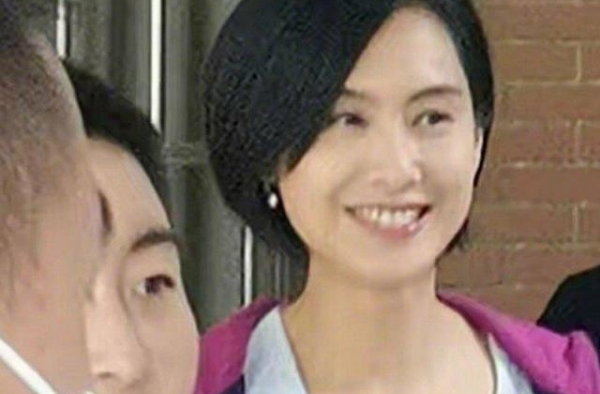 朱茵校园拍戏生图惊艳众人，深色服饰显瘦减龄，哪像48岁？