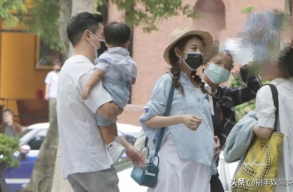 陈乔恩带男友参加安以轩40岁生日，着装宽松小肚微凸，孕味十足