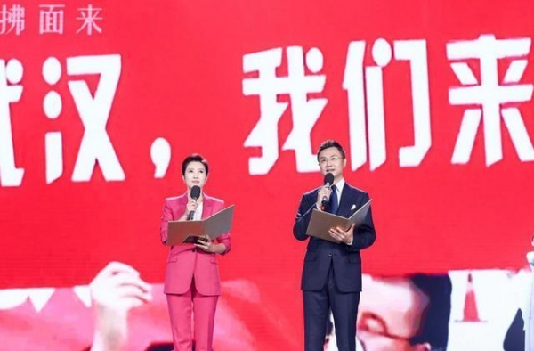 刚强春妮罕见同台主持！42岁春妮穿粉裙少女感爆棚，台风真稳健