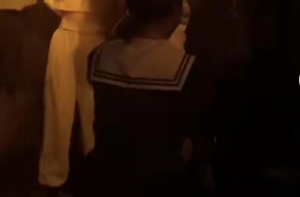 与宋美娜分手后，王思聪酒吧蹦迪左拥右抱俩美女，心情舒爽玩到嗨
