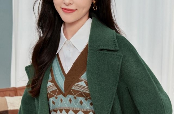 唐嫣复出后身材依旧好，用优雅和自信演绎职场风，行走的衣架子
