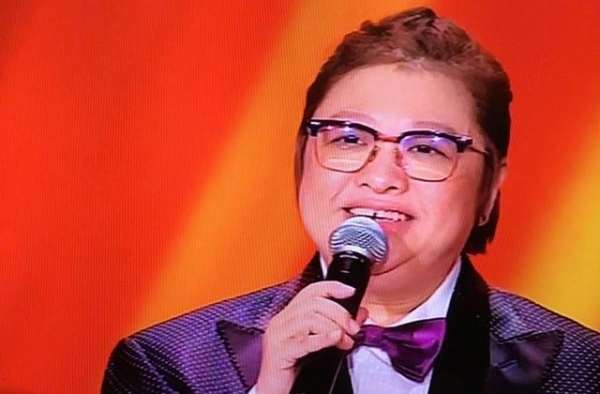 49岁韩红突然暴瘦！参加中秋晚会判若两人，不再丰满略显沧桑