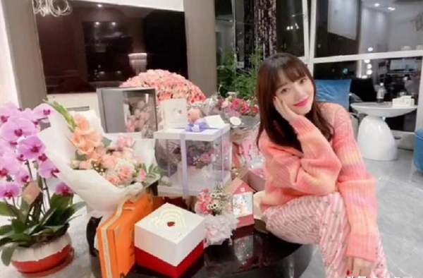 闺蜜曝李小璐泪洒庆生现场，最好的朋友没来，礼物都是粉丝送的