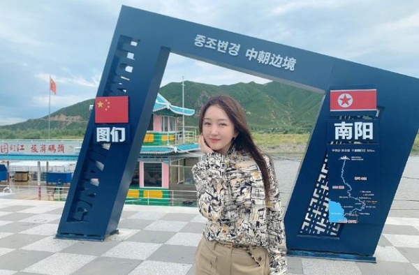 49岁杨钰莹国庆捞金太敬业，穿红色短裙坐电瓶车赶路，美得惊艳