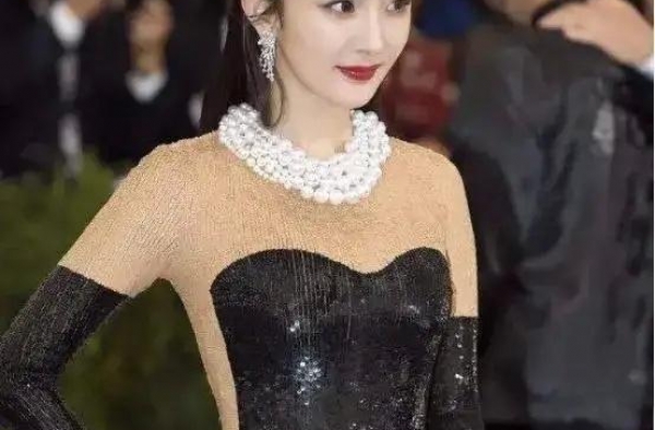 杨幂真会打扮，明明穿礼服看着很保守，侧腰的肉色拼接显瘦还性感