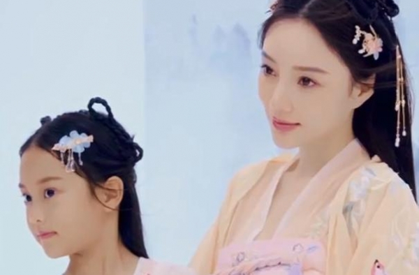 李小璐甜馨晒合照庆中秋，古装造型似仙女，甜馨越长越像贾乃亮