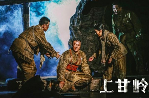 黄宏话剧首秀亮绝活 ,《上甘岭》舞台响起阿云嘎版《我的祖国》