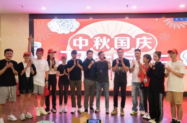 电影《中国医生》开机，刘伟强执导，创作团队曾到一线采风