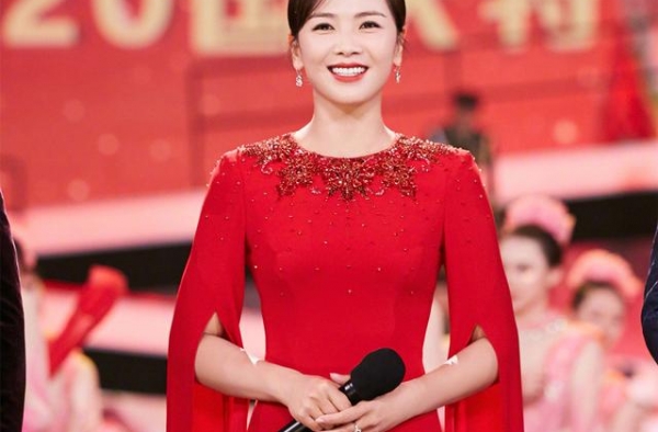 谁的国庆红裙最美？唐嫣大伞裙端庄，刘涛童瑶斗篷裙太有气势