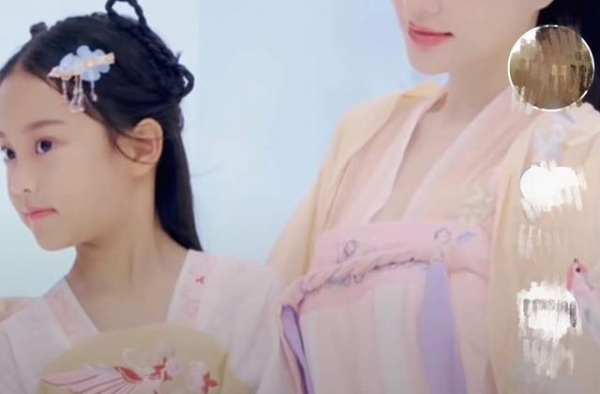 李小璐和甜馨同框庆中秋美出新高度，神秘男为其庆生疑似有新恋情