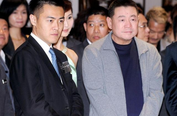刘銮雄40岁长子新恋情曝光，女友其貌不扬，两人交往一年已同居