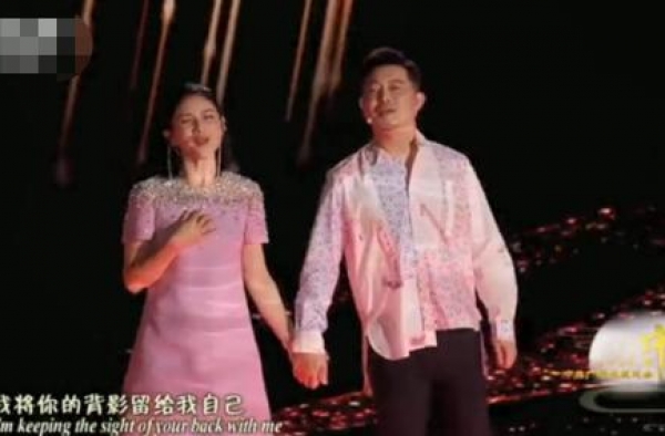 太搞笑！沙溢晚会衬衫被网友怀疑系错扣子，老婆胡可称这是买家秀